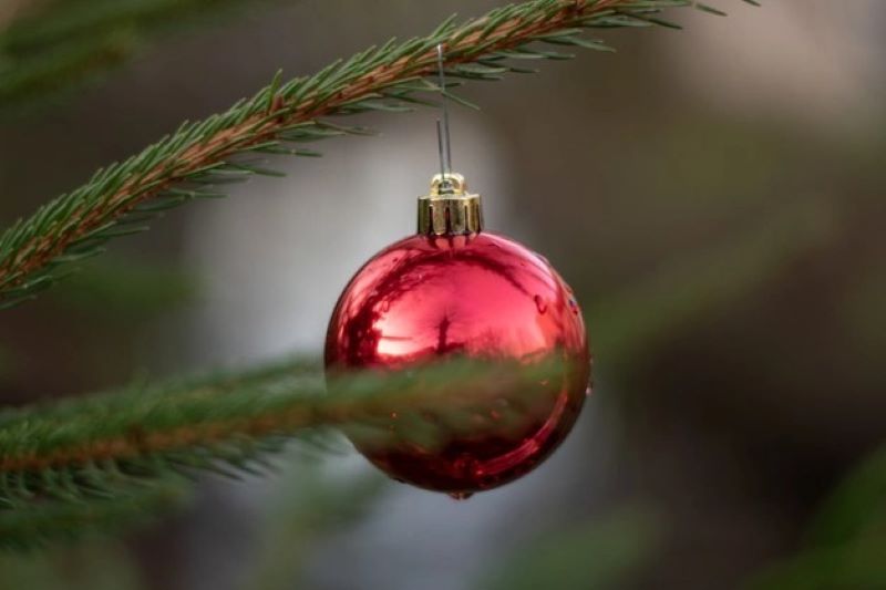 24. Capturing the Magic of the Holidays By Adding Glass Ornaments To Your Home Decor